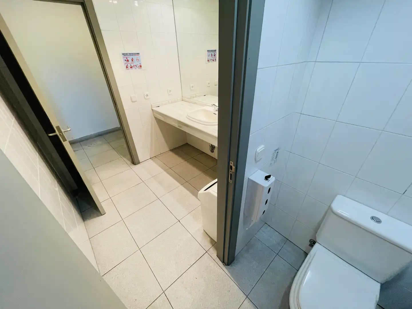 Baño de Local de alquiler en Toledo con Aire acondicionado, Calefacción y Alarma