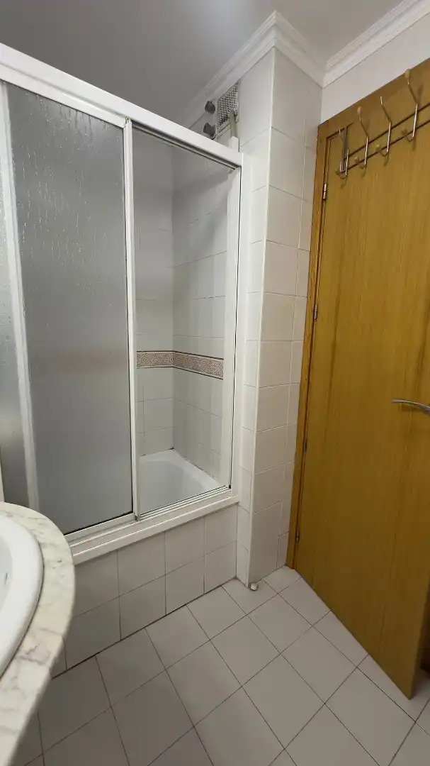 Badezimmer von Wohnung zum Verkauf in Camas mit Klimaanlage