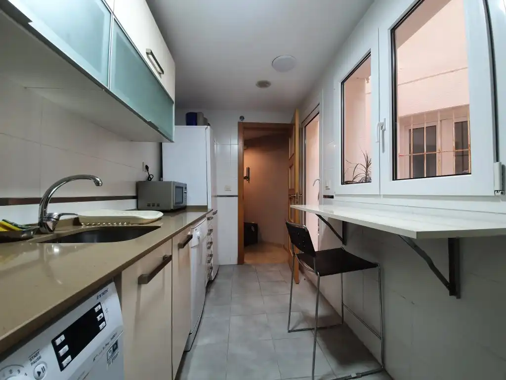 Küche von Wohnung zum Verkauf in La Línea de la Concepción mit Möbliert, Ofen und Mikrowelle