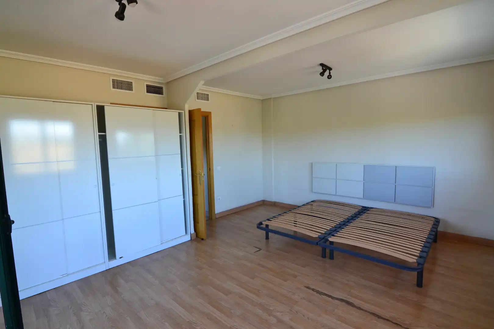 Schlafzimmer von Einfamilien-Reihenhaus zur Miete in Plasencia mit Klimaanlage, Heizung und Terrasse