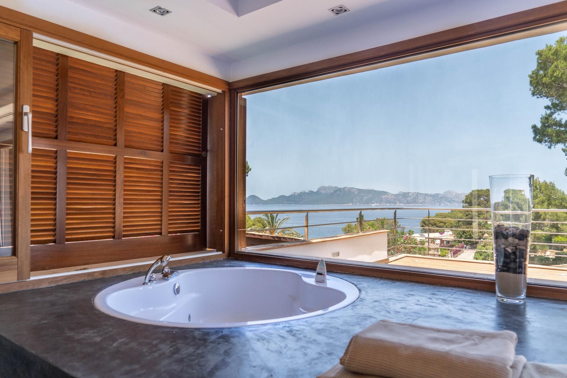 Bany de Casa o xalet en venda en Alcúdia amb Aire condicionat, Calefacció i Jardí privat