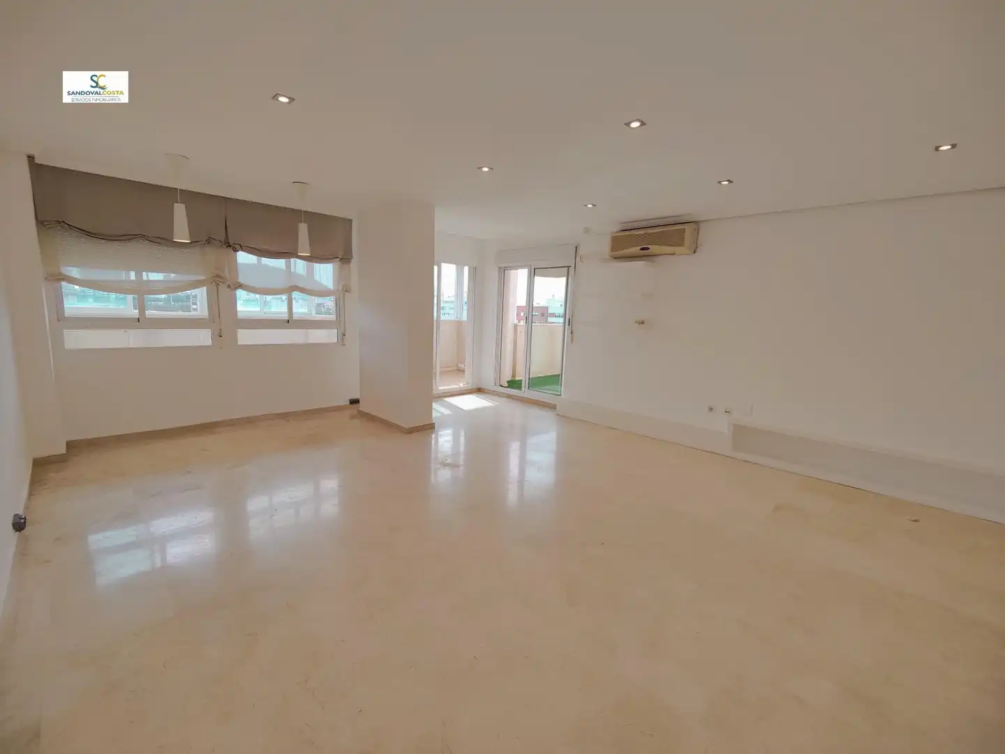 Sala d'estar de Àtic de lloguer en Alicante / Alacant amb Piscina comunitària