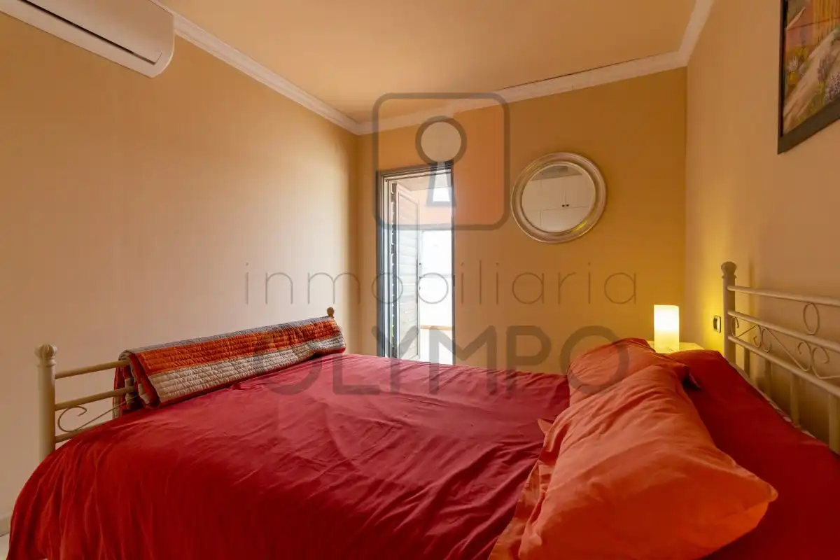 Schlafzimmer von Dachboden zur Miete in Santa Cruz de Tenerife mit Klimaanlage, Terrasse und Abstellraum