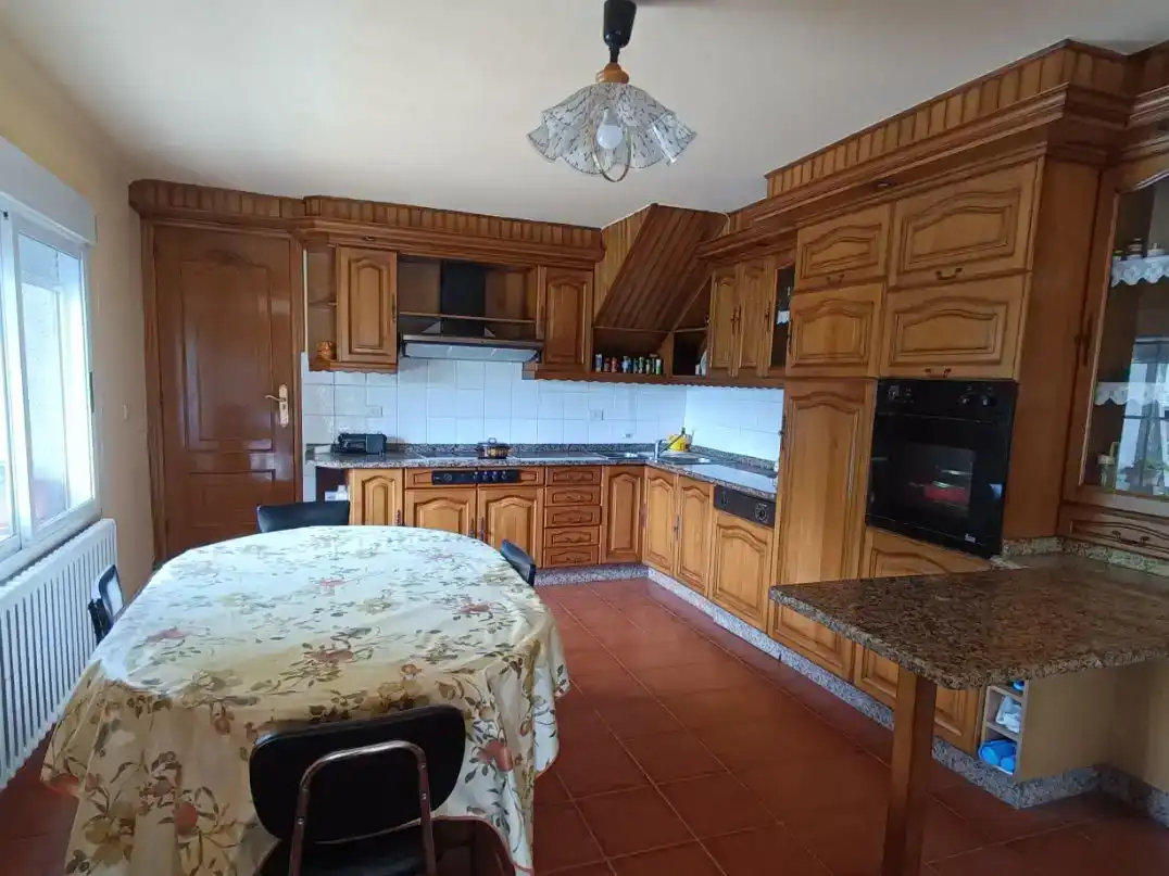 Cuina de Casa o xalet en venda en Ourense Capital  amb Piscina