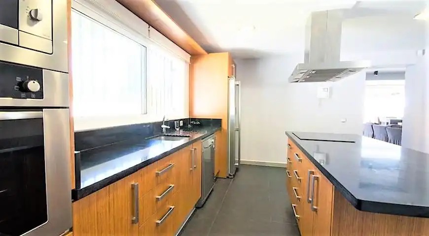 Cuina de Casa o xalet de lloguer en Marbella amb Aire condicionat, Jardí privat i Terrassa
