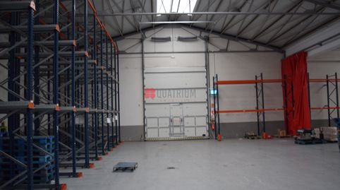 Nave situada en una zona muy visible, consta de 990 metros cuadrados de superficie útil y situada en una amplia parcela de 5.496 m