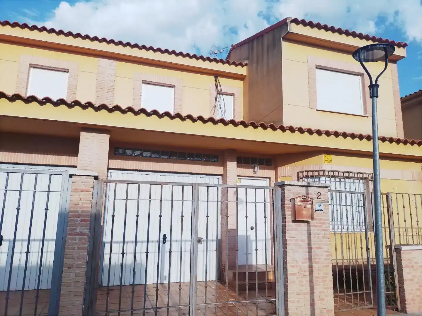 Vista exterior de Casa adosada en venda en Ballesteros de Calatrava amb Jardí privat i Piscina