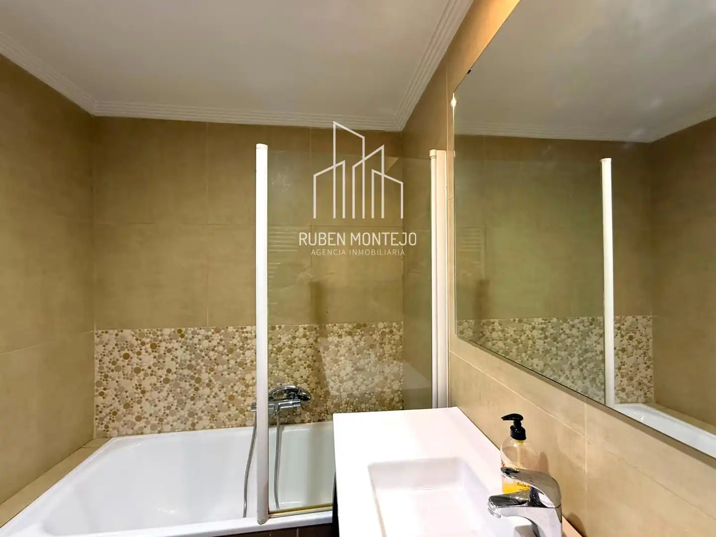 Baño de Piso de alquiler en Salamanca con Calefacción, Parquet y Terraza