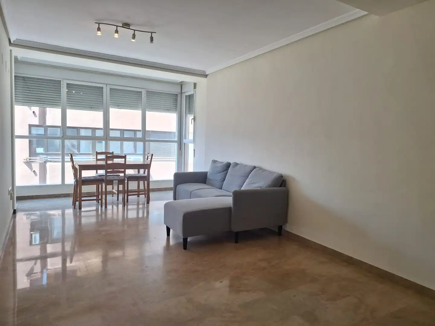 Wohnzimmer von Wohnung zur Miete in Valencia mit Ofen und Waschmaschine