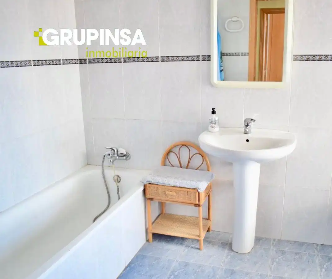 Baño de Piso en venta en Castellón de la Plana / Castelló de la Plana con Aire acondicionado, Terraza y Trastero