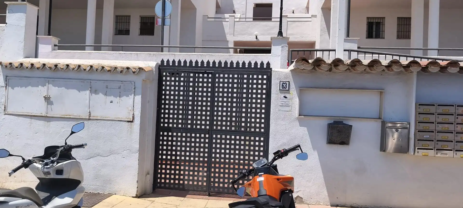 Vista exterior de Dúplex en venda en Estepona amb Jardí privat, Terrassa i Piscina comunitària
