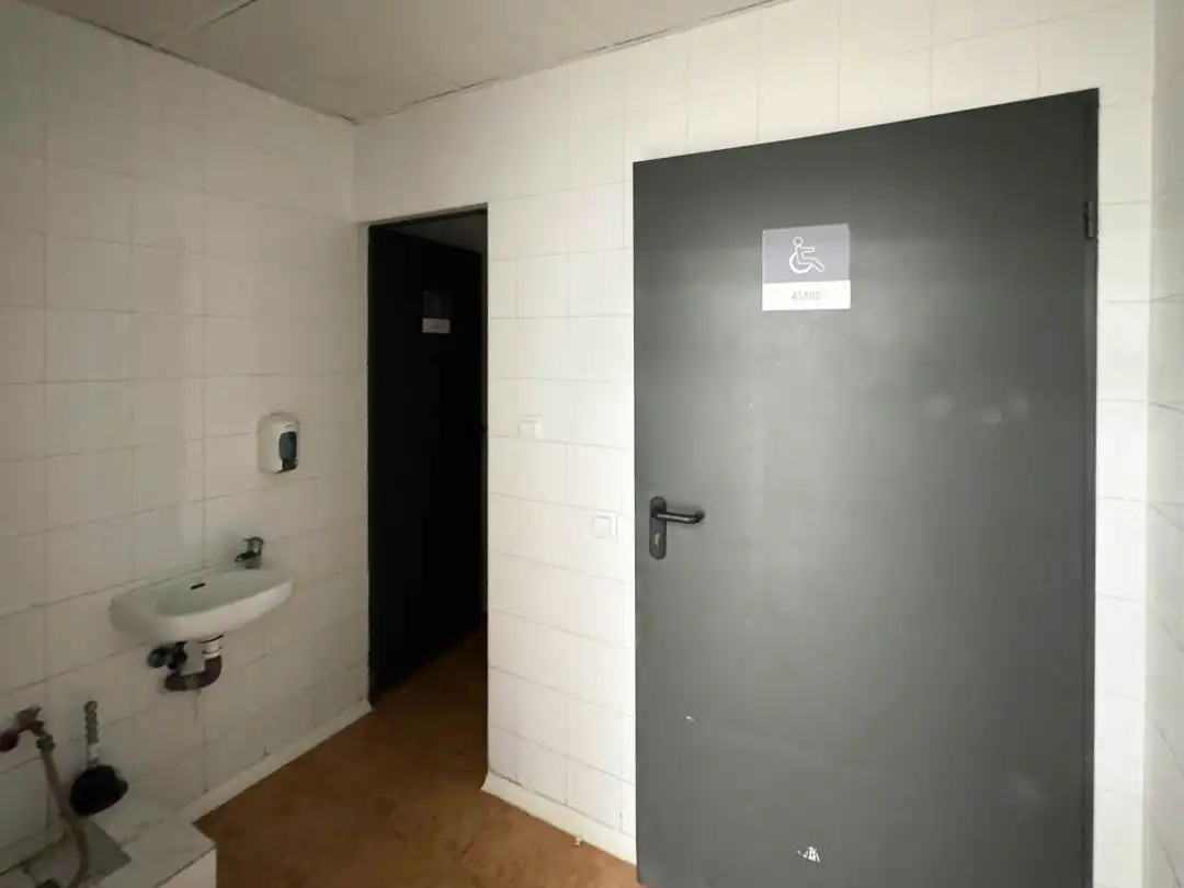 Bany de Local de lloguer en Piélagos amb Aire condicionat
