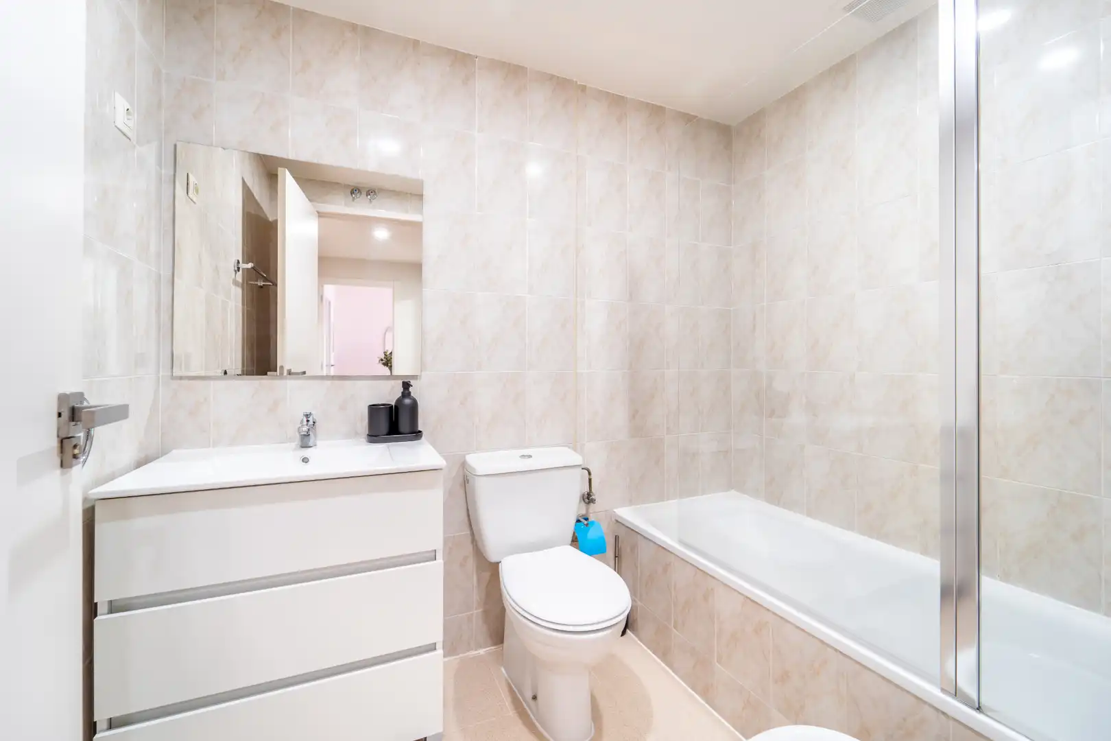 Bathroom of Flat for rent in Madrid  with Air Conditioner, Heating and Parquet flooring