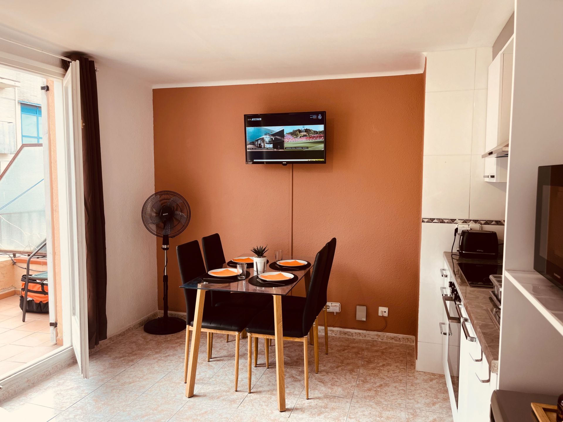 Comedor de Apartamento de alquiler en Castell d'Aro, Platja d'Aro i s'Agaró con Amueblado, Horno y Microondas