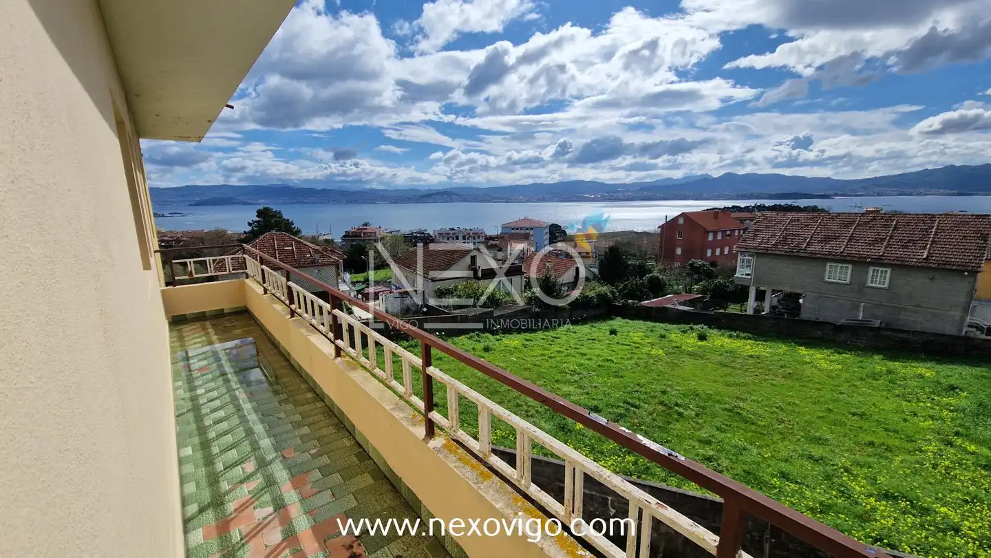 Terrassa de Casa o xalet en venda en Cangas  amb Calefacció, Jardí privat i Parquet