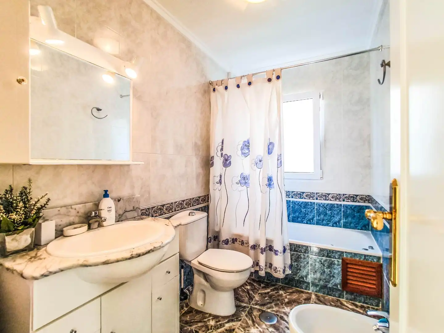 Bany de Casa o xalet de lloguer en Orihuela amb Aire condicionat, Jardí privat i Terrassa