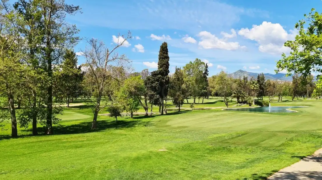 Außenansicht von Einfamilien-Reihenhaus zum Verkauf in Marbella mit Klimaanlage, Privatgarten und Terrasse