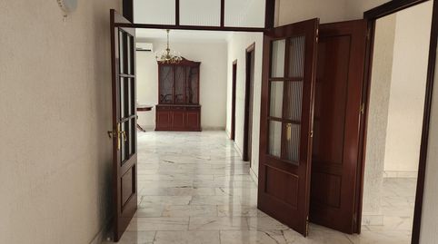 AMPLIO PISO CON PATIO EN CALLE ANCHA