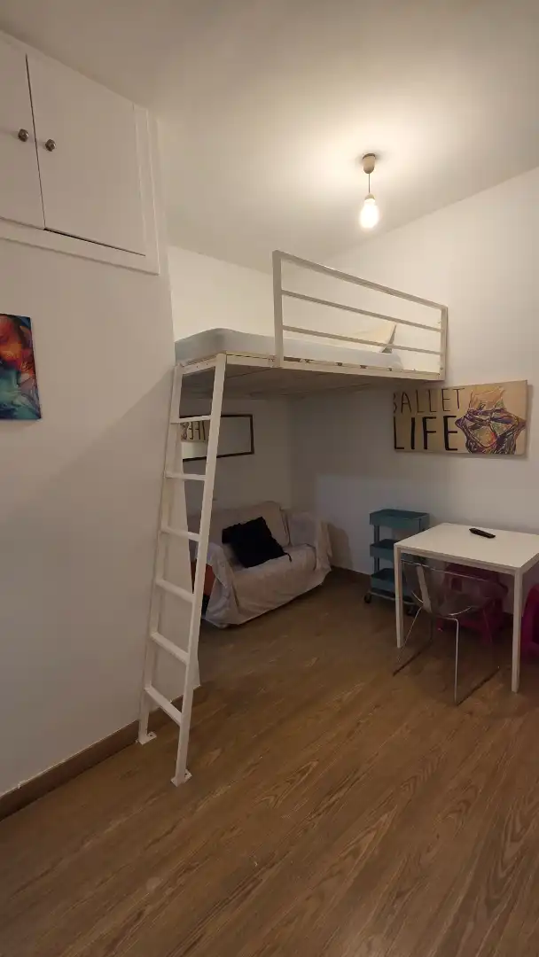 Dormitori de Estudi de lloguer en Madrid amb Aire condicionat i Moblat