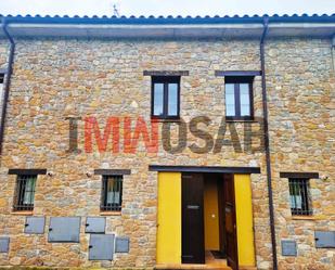 Vista exterior de Casa adosada en venda en Alpens amb Calefacció i Terrassa