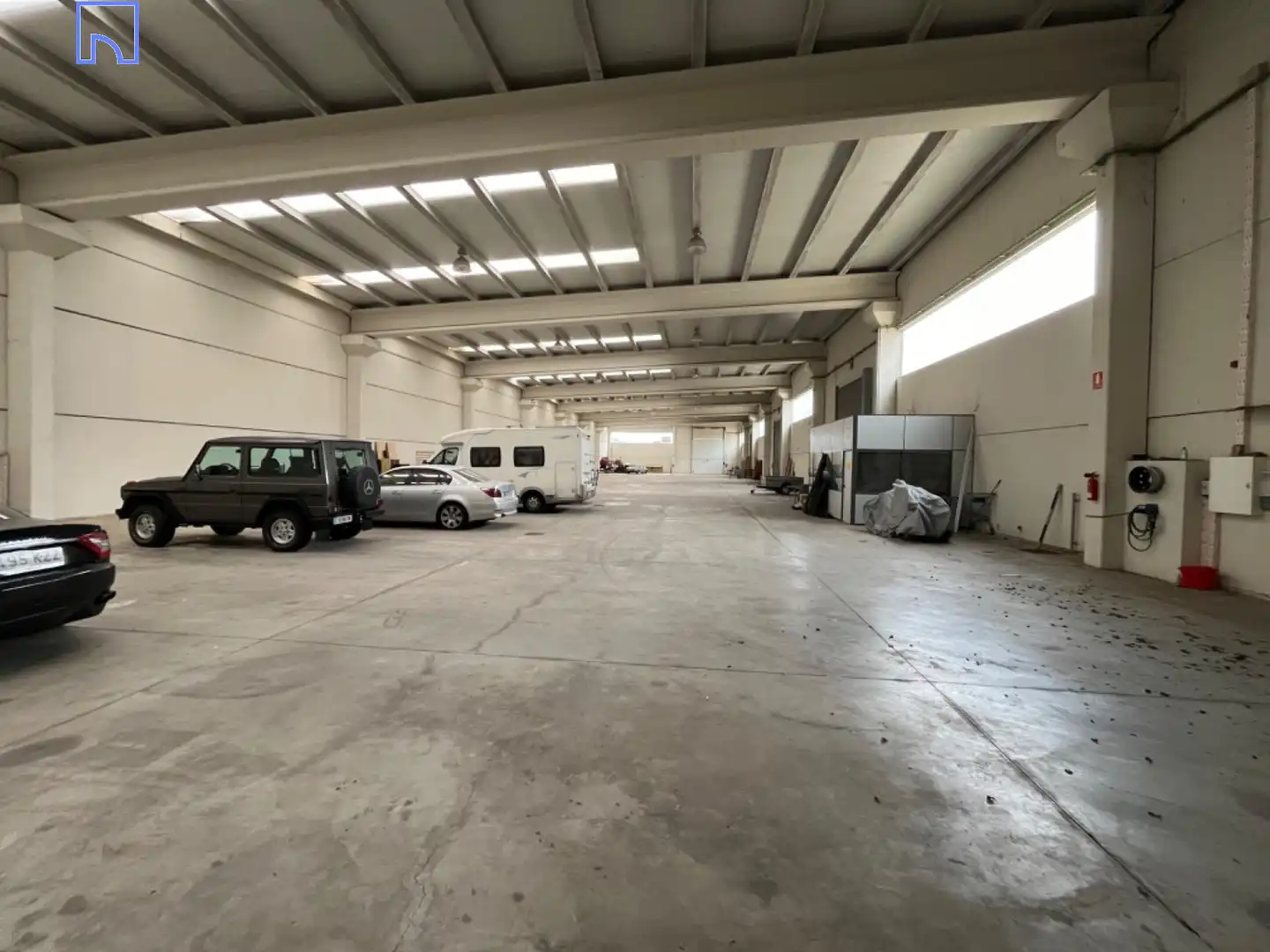 Parkplatz von Fabrikhallen zur Miete in Fontellas