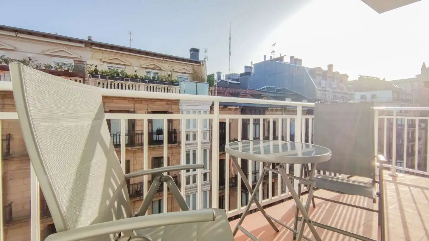 Terrassa de Pis en venda en Donostia - San Sebastián  amb Calefacció, Moblat i Balcó