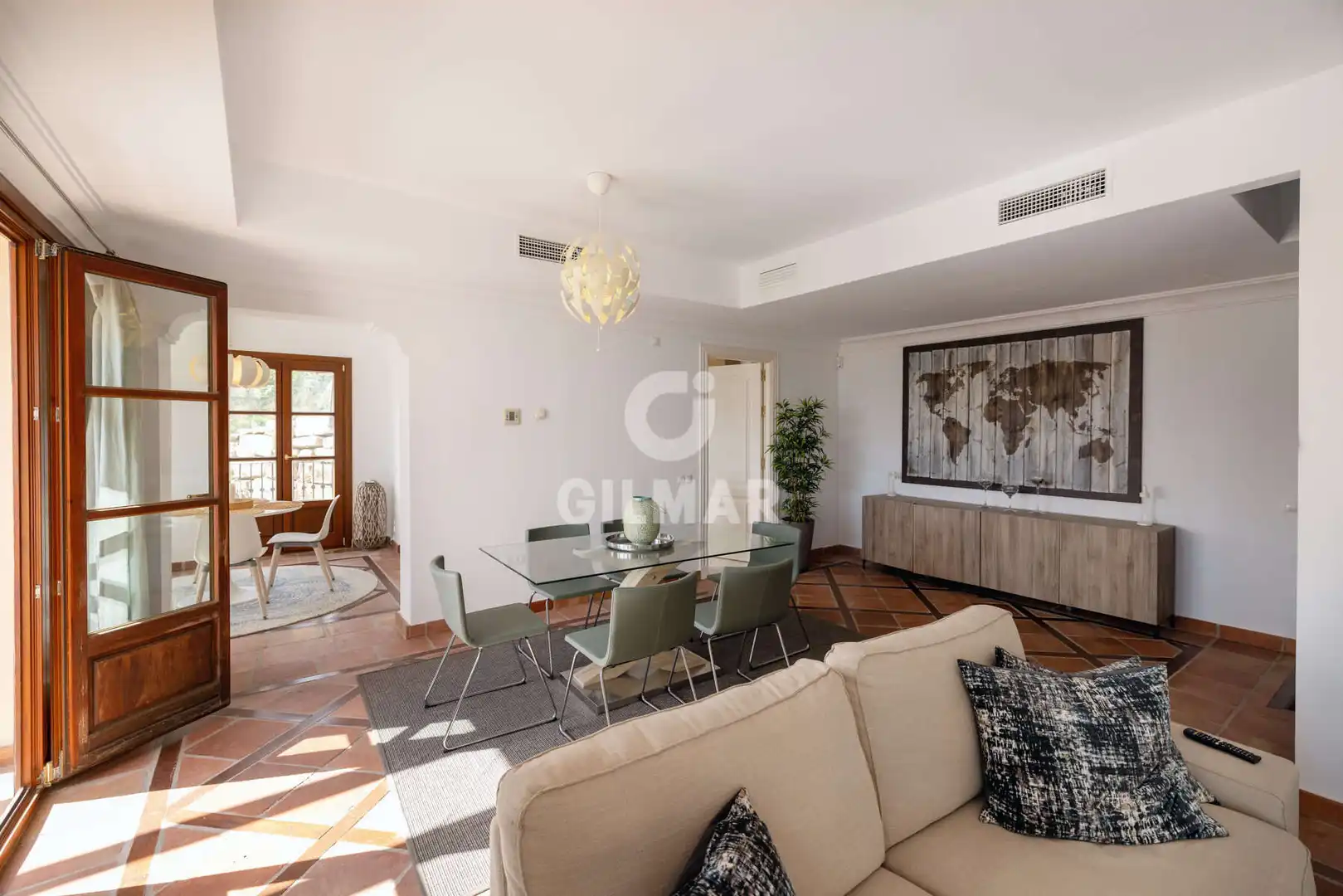 Sala de estar de Casa adosada en venta en Benahavís con Calefacción y Piscina