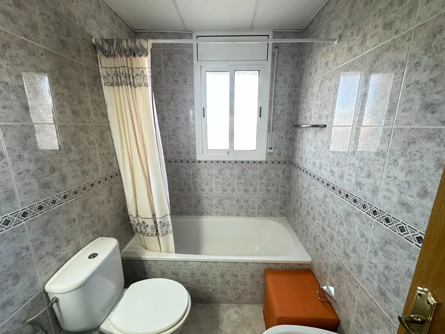 Badezimmer von Wohnungen zum Verkauf in Torredembarra mit Privatgarten, Terrasse und Balkon