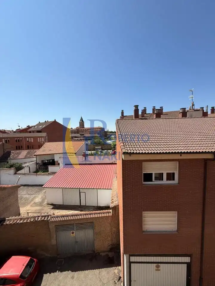 Vista exterior de Pis en venda en Valencia de Don Juan amb Calefacció