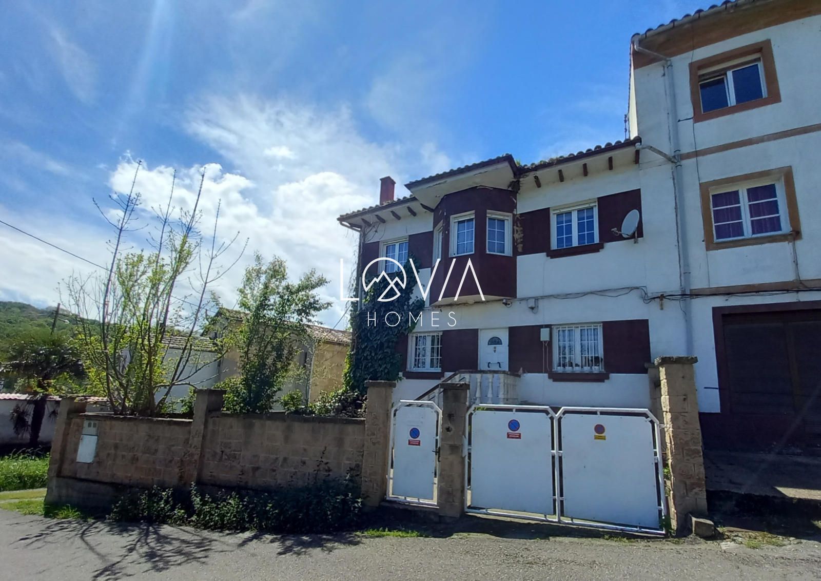 Vista exterior de Casa adosada en venta en Oviedo  con Calefacción, Terraza y Trastero