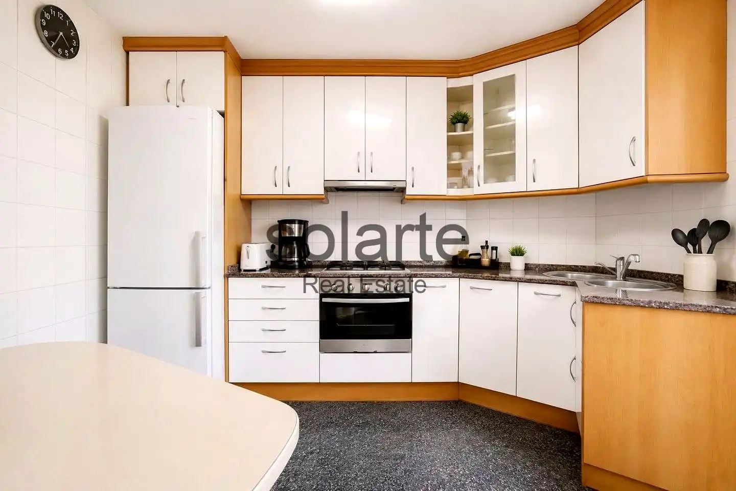 Cuina de Dúplex en venda en L'Hospitalet de Llobregat amb Aire condicionat i Terrassa