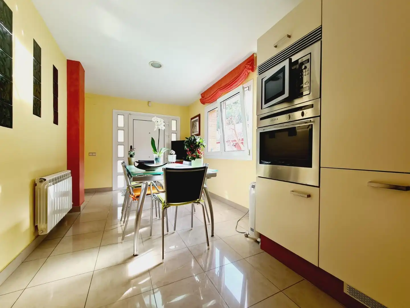 Cocina de Casa o chalet en venta en Badalona con Aire acondicionado, Calefacción y Jardín privado