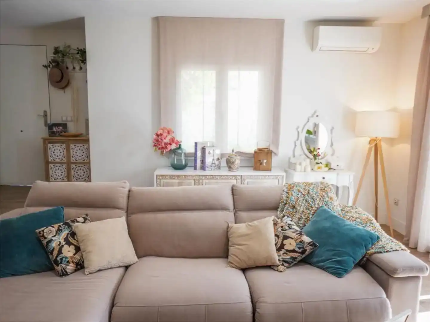 Sala d'estar de Casa adosada en venda en Benalmádena amb Aire condicionat i Piscina