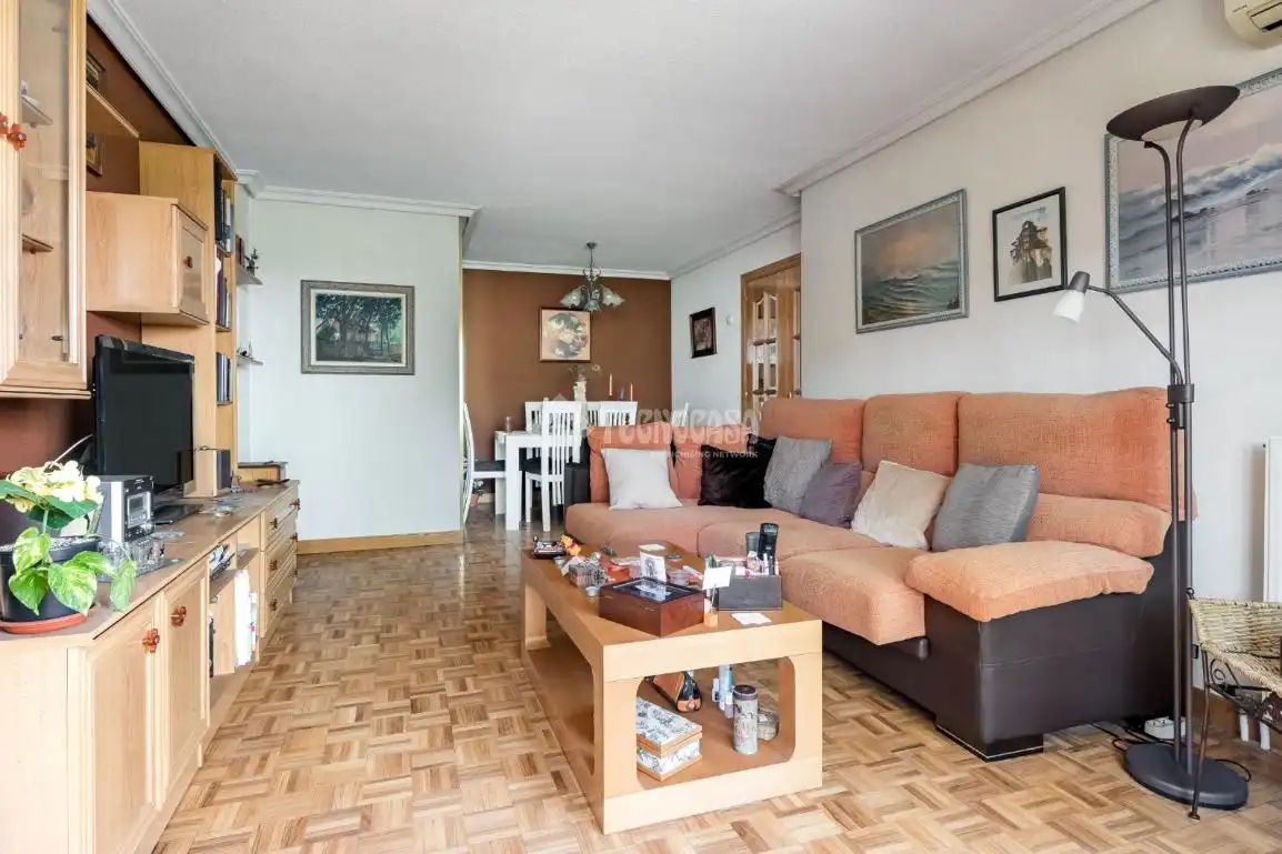 Sala d'estar de Pis en venda en Madrid amb Calefacció, Parquet i Moblat
