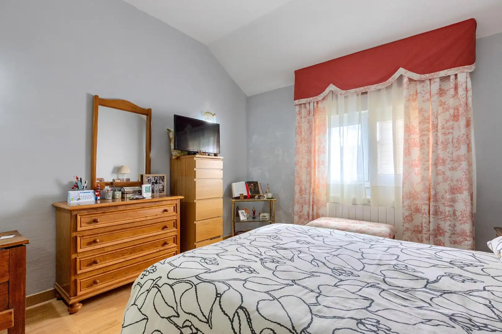 Schlafzimmer von Einfamilien-Reihenhaus zum Verkauf in San Lorenzo de El Escorial mit Heizung, Privatgarten und Abstellraum