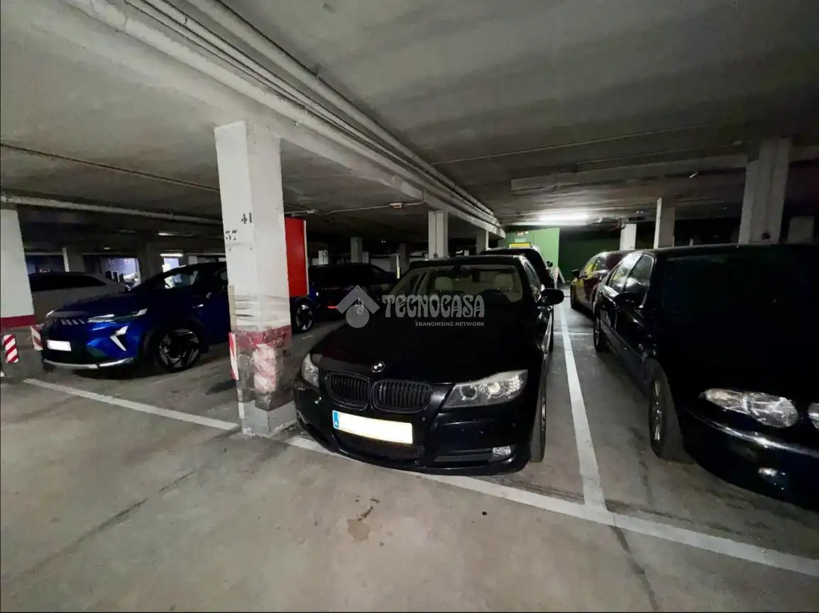 Parking de Piso en venta en León Capital  con Calefacción, Parquet y Trastero