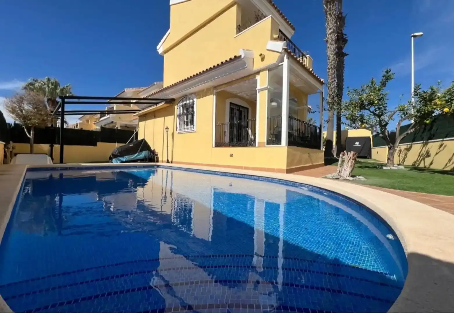 Piscina de Casa o xalet en venda en Orihuela amb Aire condicionat, Piscina i Balcó