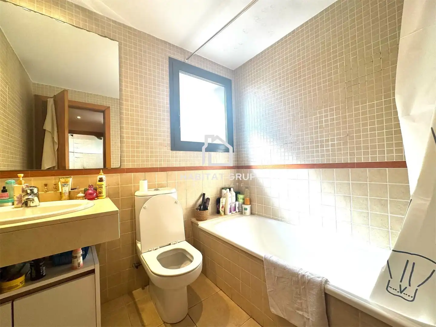Baño de Piso en venta en Girona con Aire acondicionado, Calefacción y Jardín privado