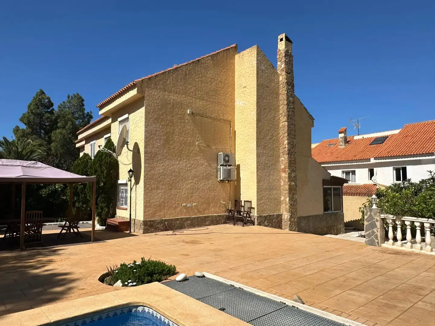 Vista exterior de Casa adosada en venta en Benidorm con Aire acondicionado, Calefacción y Jardín privado