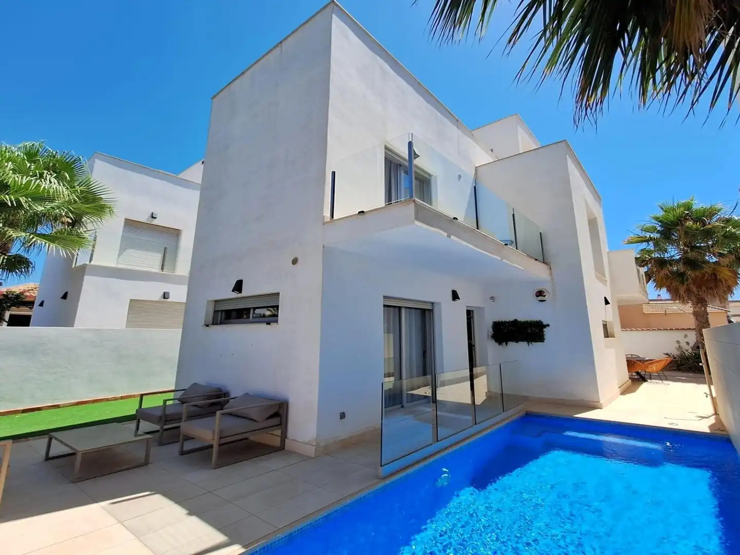 Vista exterior de Casa o xalet en venda en Torrevieja amb Aire condicionat, Calefacció i Jardí privat
