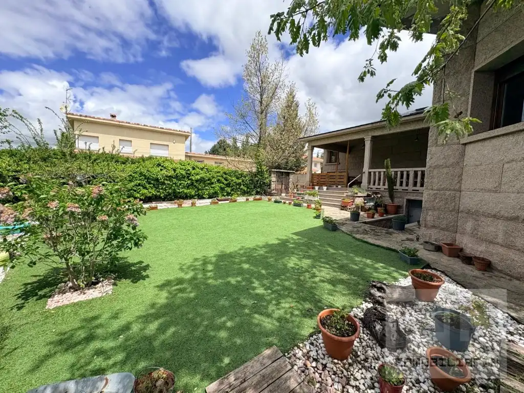 Garten von Haus oder Chalet zum Verkauf in Las Navas del Marqués  mit Ofen, Waschmaschine und Mikrowelle