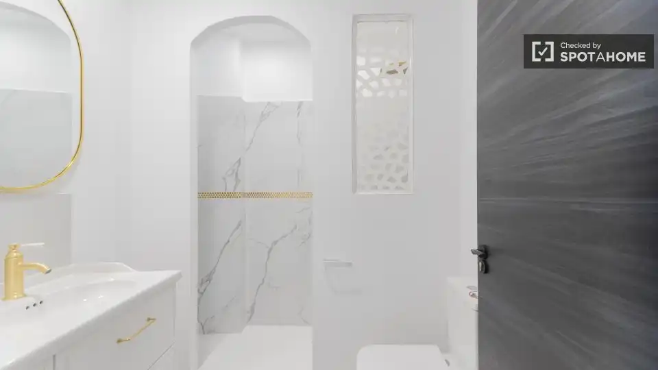 Bathroom of Flat for rent in Valencia  with Air Conditioner, Heating and Furnished