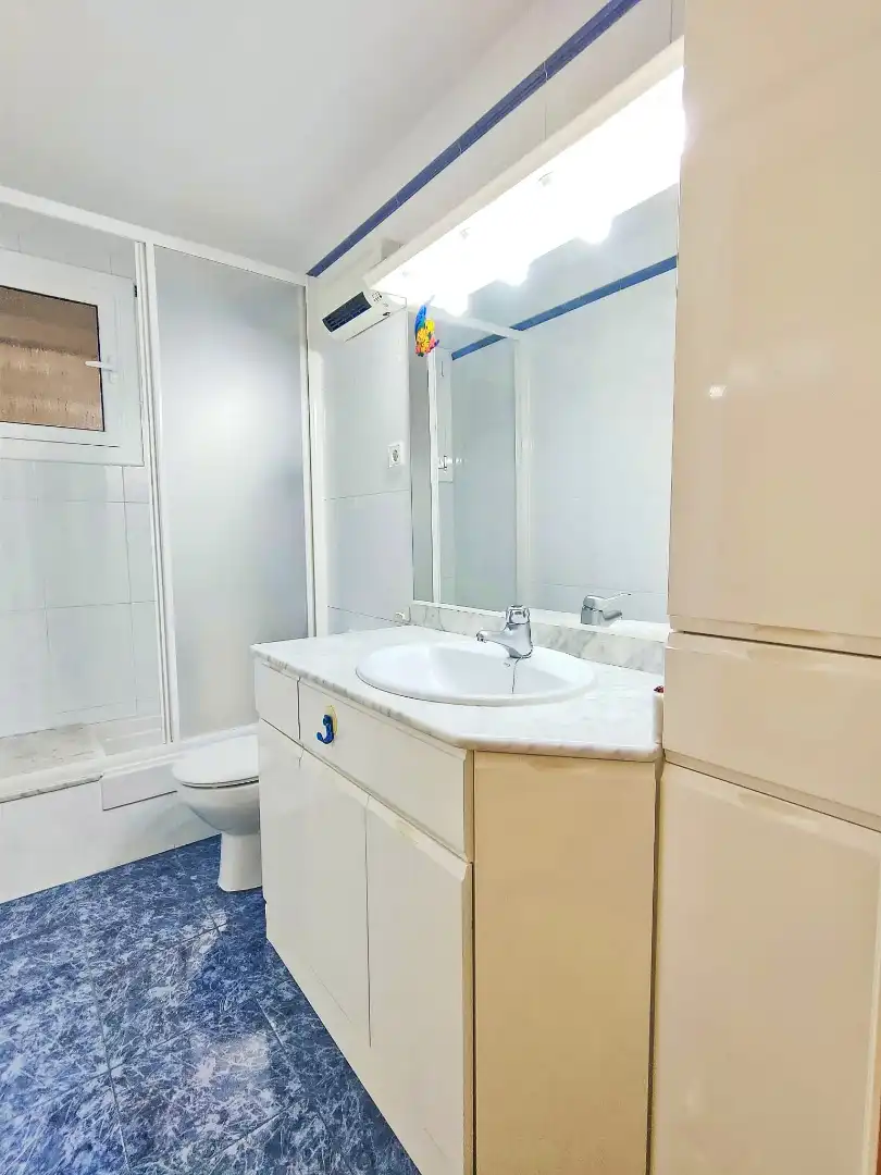 Bany de Pis en venda en Barcelona amb Parquet i Balcó