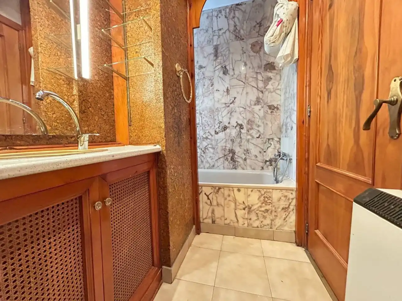 Baño de Piso de alquiler en Toledo con Aire acondicionado, Parquet y Amueblado