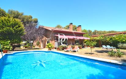 Garden of House or chalet for sale in Vilanova i la Geltrú  with Air Conditioner, Terrace and Swimming Pool