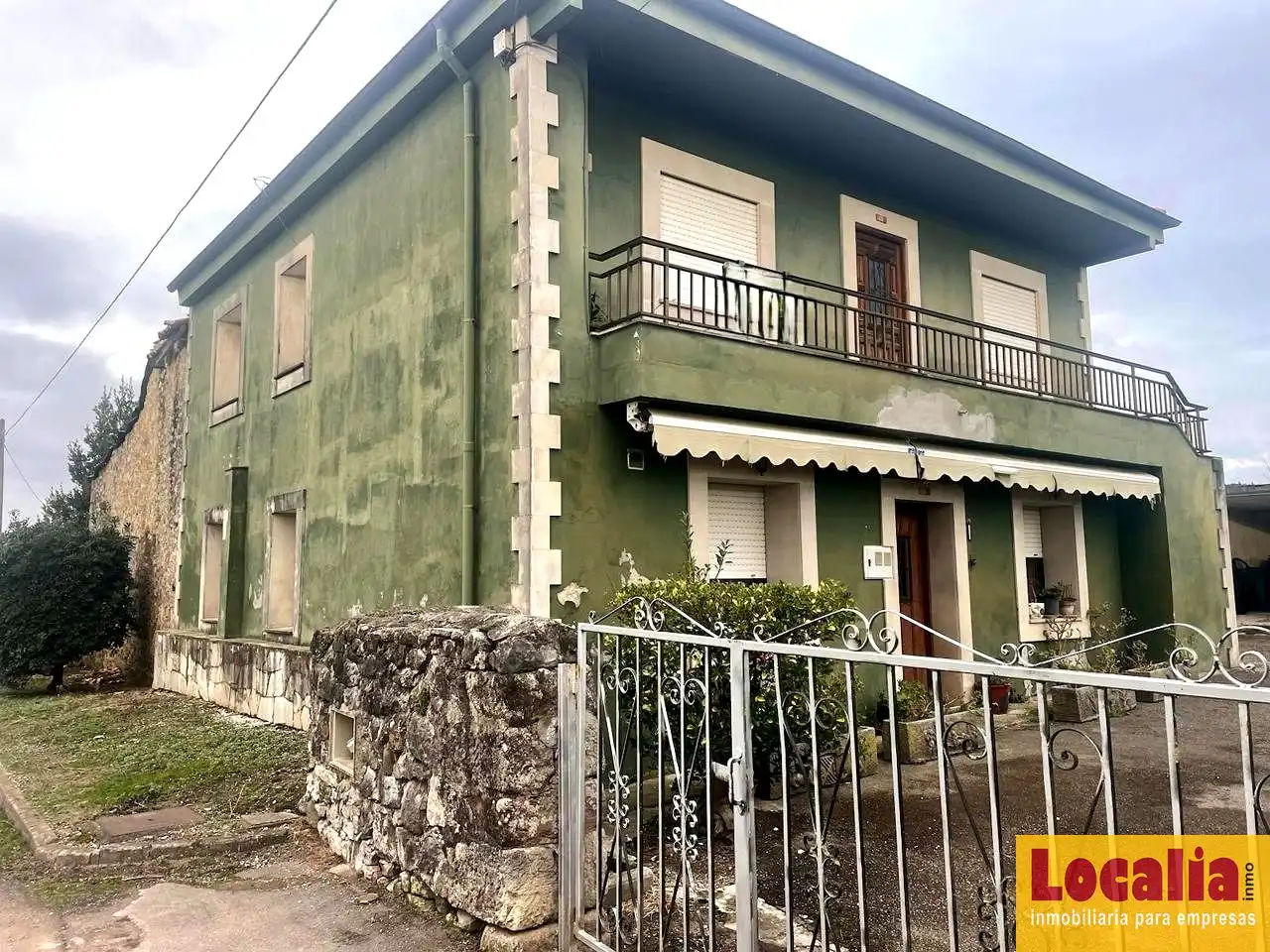 Vista exterior de Casa o xalet en venda en Torrelavega  amb Jardí privat i Traster