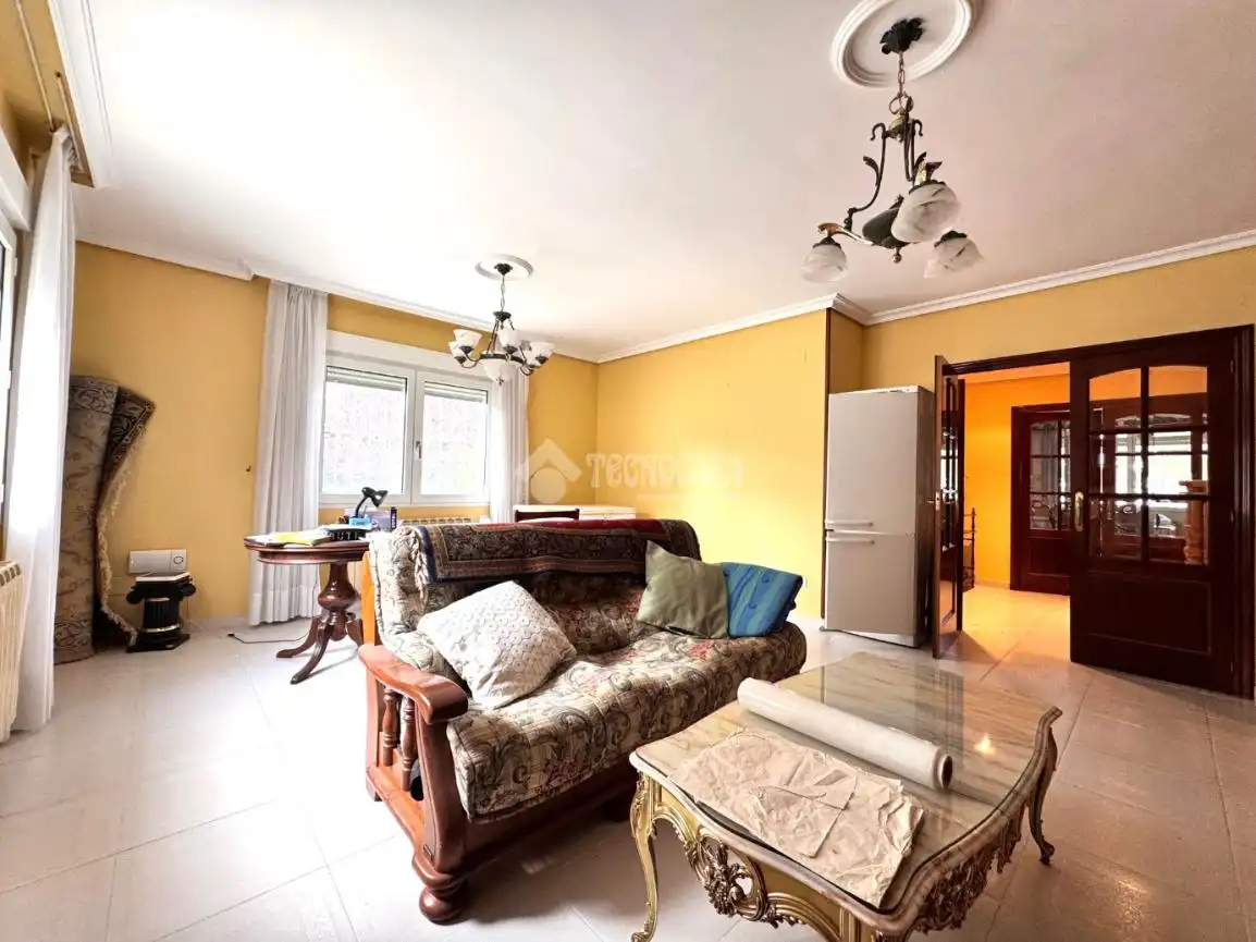 Living room of Houses for sale in Valladolid  with Air Conditioner, Parquet flooring and Furnished