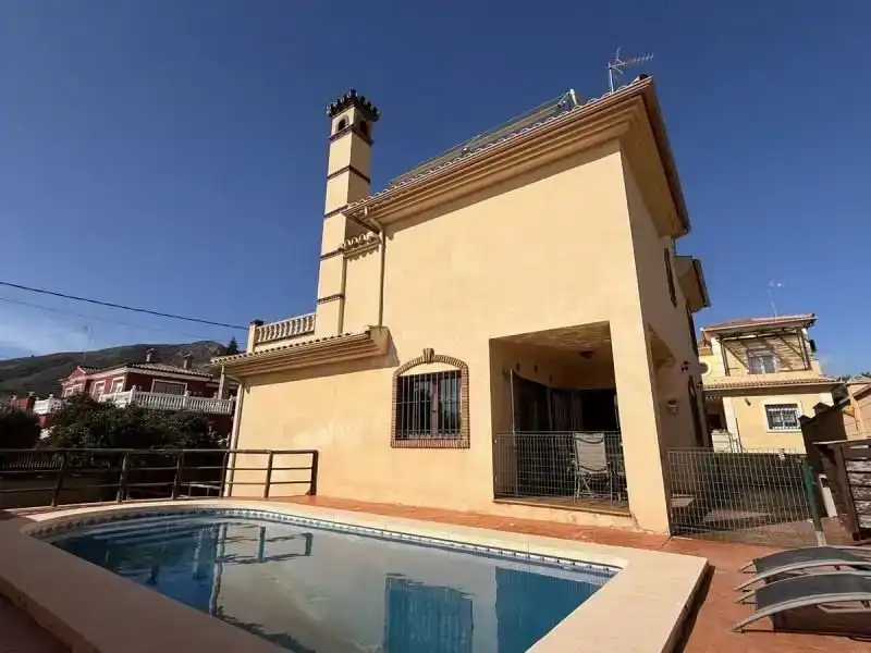Vista exterior de Casa o xalet en venda en Torremolinos amb Aire condicionat, Piscina i Balcó