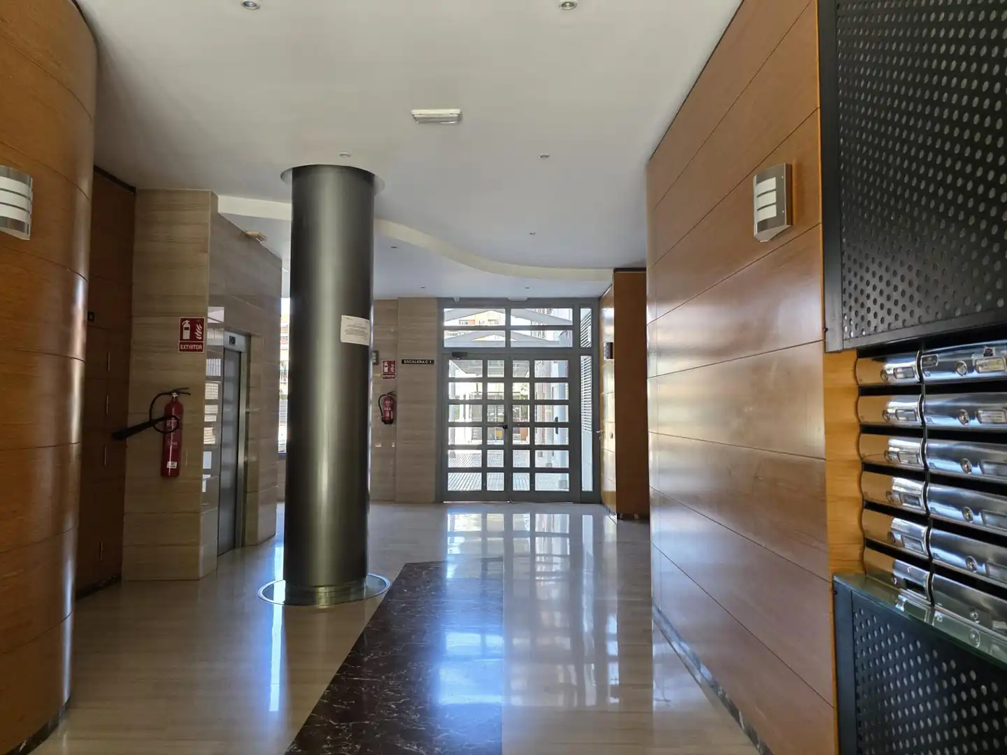 Wohnung zum Verkauf in Valencia mit Klimaanlage, Privatgarten und Terrasse