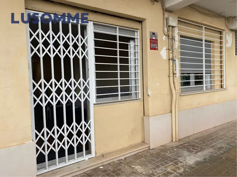 Vista exterior de Planta baja en venta en Valencia con Aire acondicionado y Horno